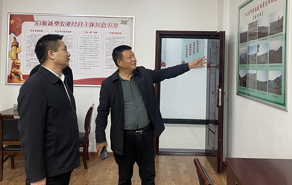 2022年11月9日 ，浉河區(qū)工會胡華庭主席來信陽市廣義茶葉有限公司慰問全國勞模李廣義同志，并傳達黨的二十大精神。