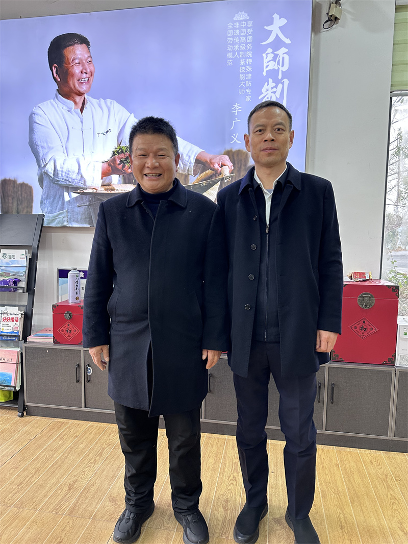 2025年1月23日上午，信陽市委常務(wù)副市長秦保健來公司看望一線全國勞模李廣義